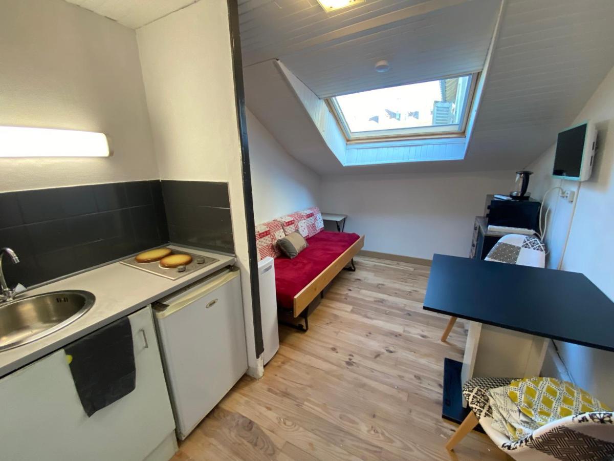Les Studios Meubles De L'Avenue Bouloumie Vittel Bagian luar foto